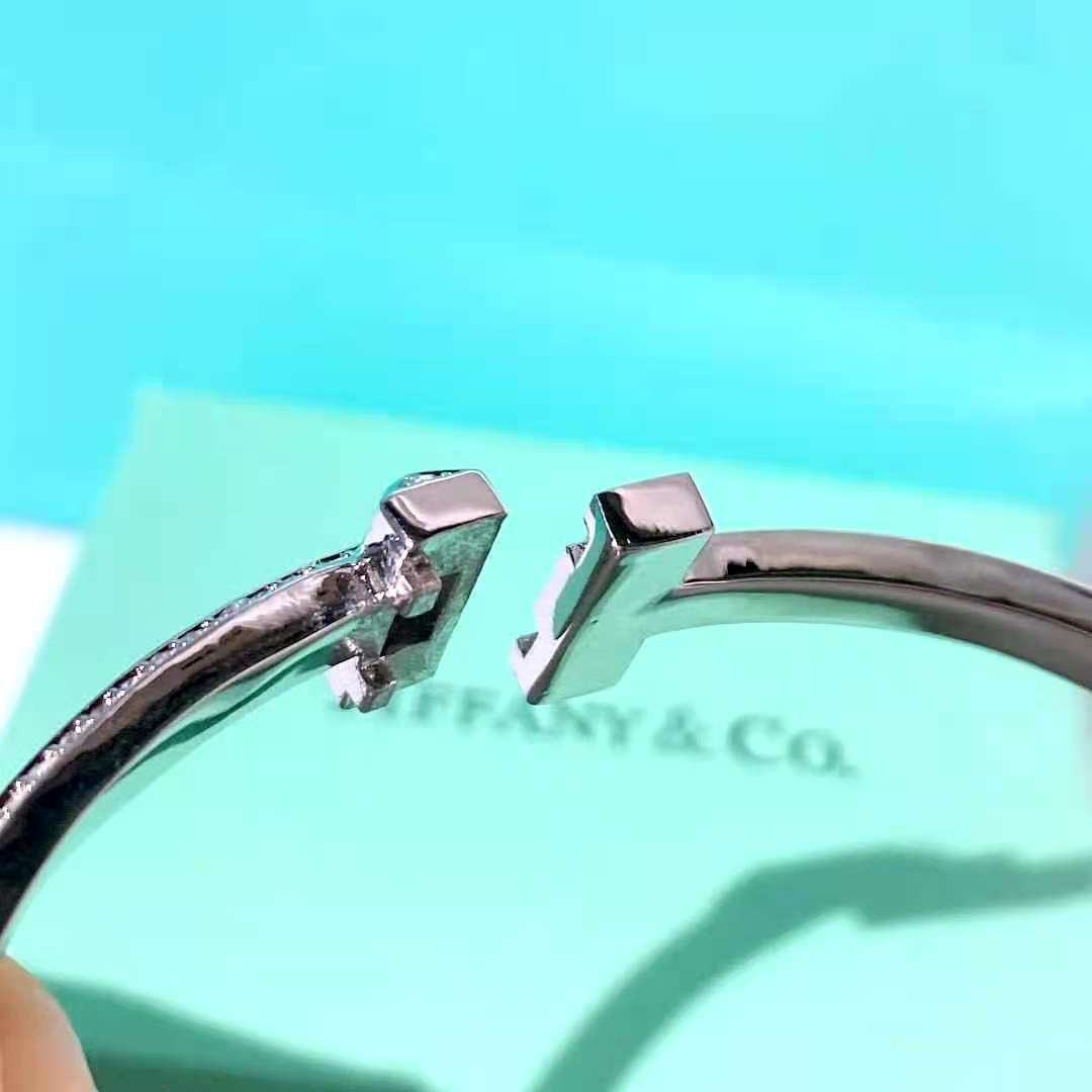 T&C Bracelete Hinged Bangle