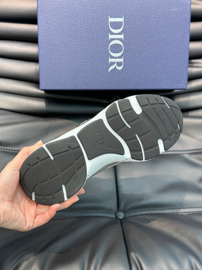 Dior Sneakers B22